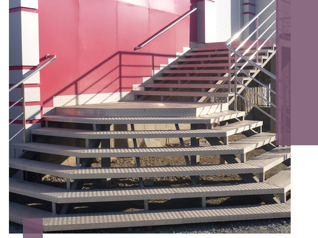 Лестницы для магазина в Надыме — изготовление и монтаж