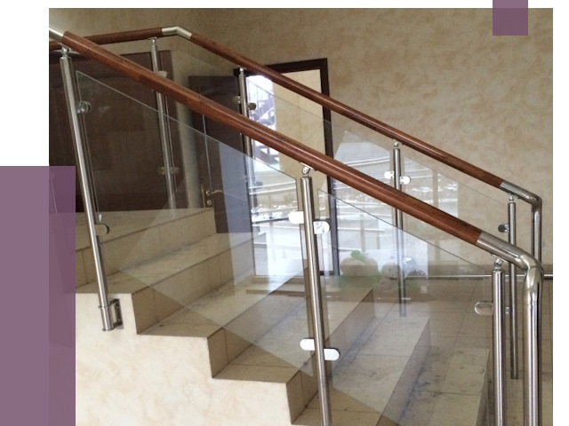 Комбинированные перила из металла и дерева в Надыме